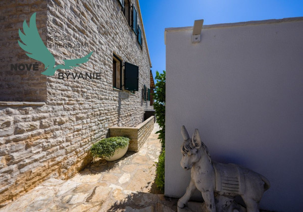 Exkluzívna kamenná vila s bazénom – Ideálna investícia do vášho oddychu!