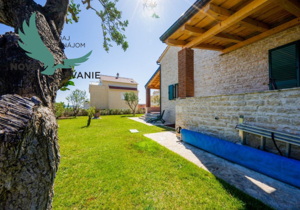 Exkluzívna kamenná vila s bazénom – Ideálna investícia do vášho oddychu!