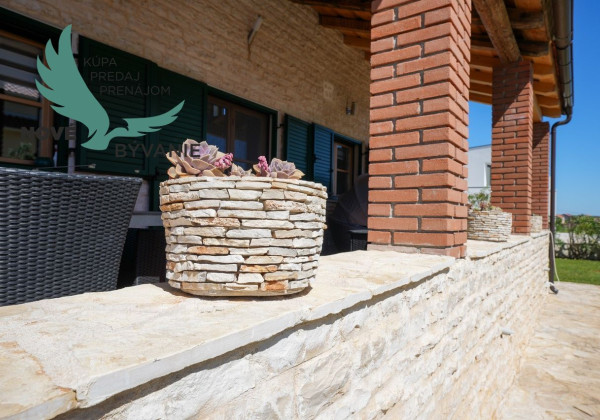 Exkluzívna kamenná vila s bazénom – Ideálna investícia do vášho oddychu!