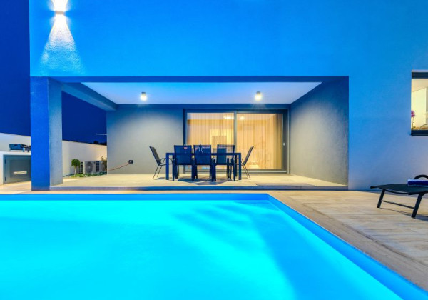 Luxusná vila s bazénom v Chorvátsku pri pieskovej pláži