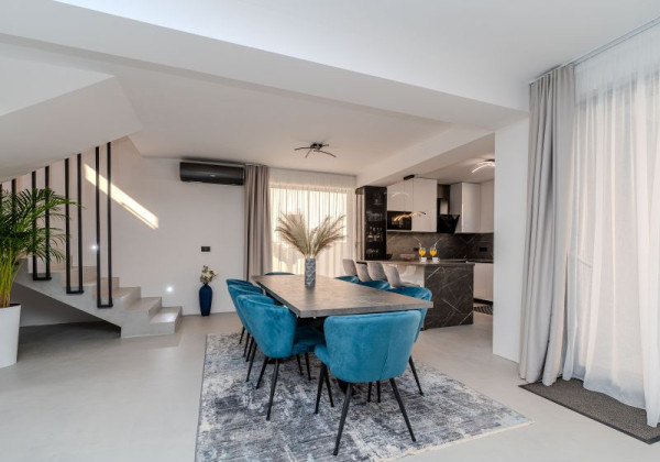 Luxusná vila s bazénom v Chorvátsku pri pieskovej pláži