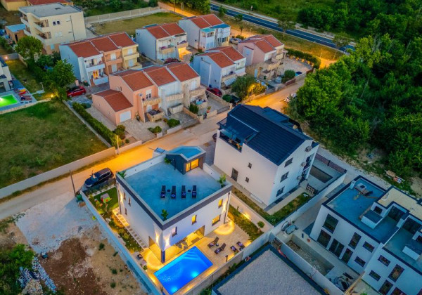 Luxusná vila s bazénom v Chorvátsku pri pieskovej pláži