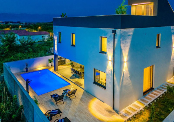 Luxusná vila s bazénom v Chorvátsku pri pieskovej pláži