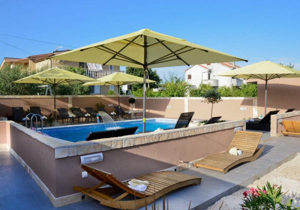 Top ponuka apartmán s tromi štúdio apartmánmi a bazénom v Chorvátsku