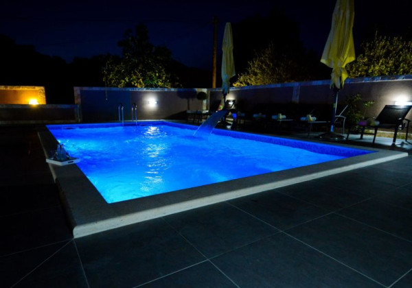 Top ponuka apartmán s tromi štúdio apartmánmi a bazénom v Chorvátsku