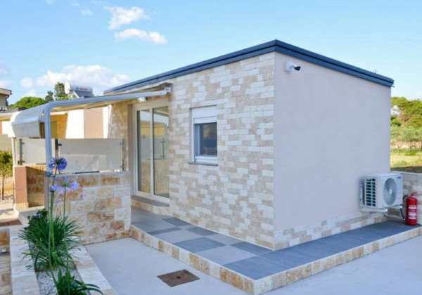 Top ponuka apartmán s tromi štúdio apartmánmi a bazénom v Chorvátsku