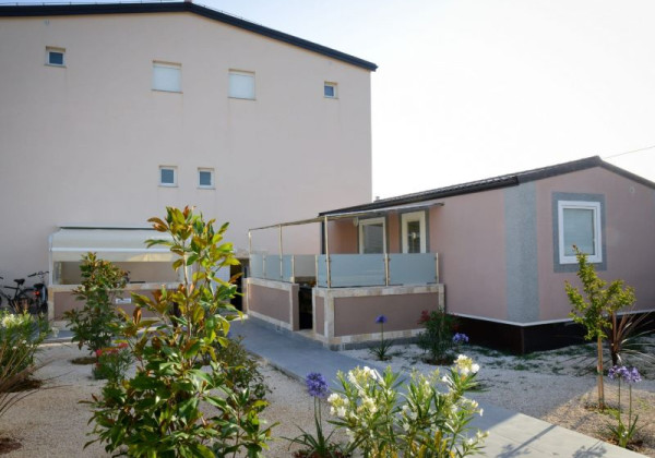 Top ponuka apartmán s tromi štúdio apartmánmi a bazénom v Chorvátsku