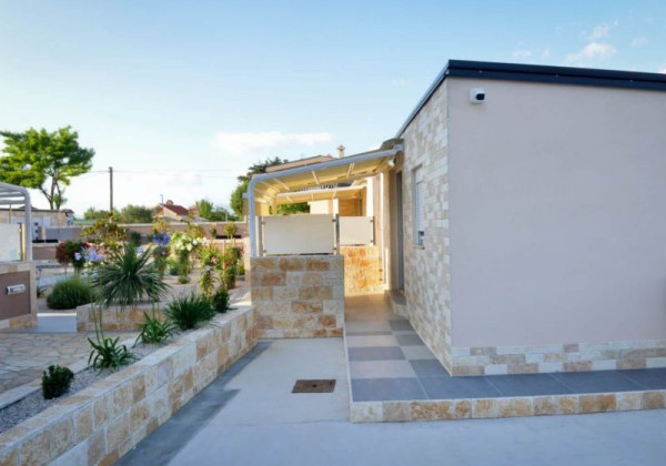 Top ponuka apartmán s tromi štúdio apartmánmi a bazénom v Chorvátsku