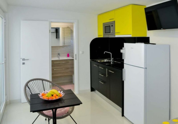 Top ponuka apartmán s tromi štúdio apartmánmi a bazénom v Chorvátsku