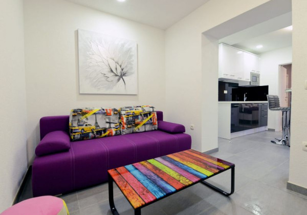 Top ponuka apartmán s tromi štúdio apartmánmi a bazénom v Chorvátsku