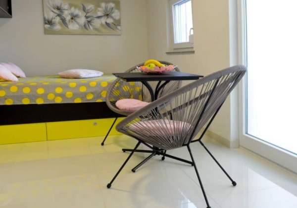 Top ponuka apartmán s tromi štúdio apartmánmi a bazénom v Chorvátsku