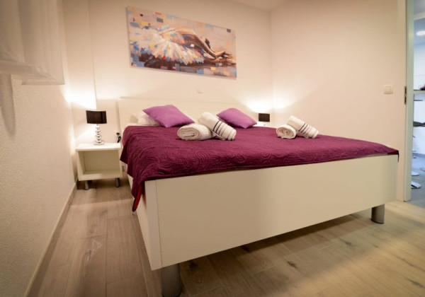 Top ponuka apartmán s tromi štúdio apartmánmi a bazénom v Chorvátsku