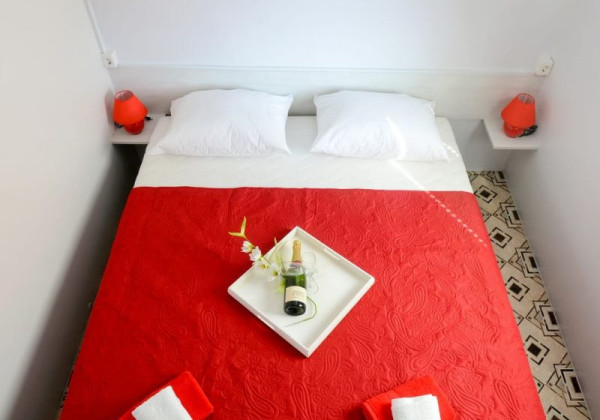 Top ponuka apartmán s tromi štúdio apartmánmi a bazénom v Chorvátsku