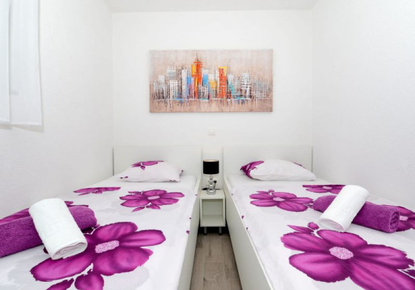 Top ponuka apartmán s tromi štúdio apartmánmi a bazénom v Chorvátsku