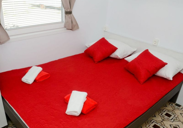 Top ponuka apartmán s tromi štúdio apartmánmi a bazénom v Chorvátsku