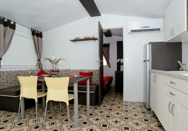 Top ponuka apartmán s tromi štúdio apartmánmi a bazénom v Chorvátsku