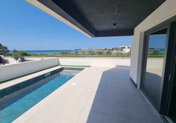 Chorvátsko - Luxusná novostavba vily s bazénom a nerušeným výhľadom na more blízko pieskovej pláže v Privlake