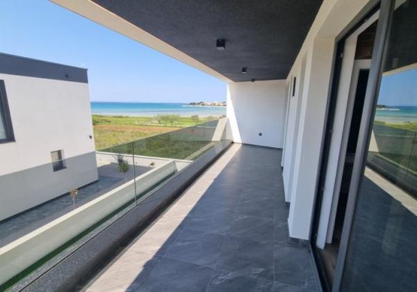 Chorvátsko - Luxusná novostavba vily s bazénom a nerušeným výhľadom na more blízko pieskovej pláže v Privlake