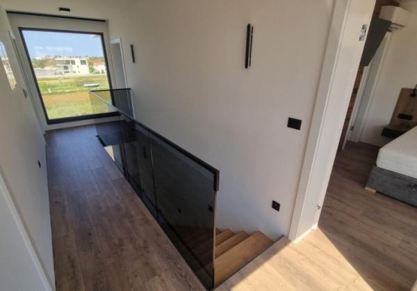 Chorvátsko - Luxusná novostavba vily s bazénom a nerušeným výhľadom na more blízko pieskovej pláže v Privlake