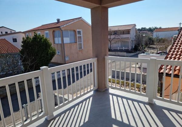 Na predaj priestranný  apartmán na ostrove Vir-Bobovik, Chorvátsko