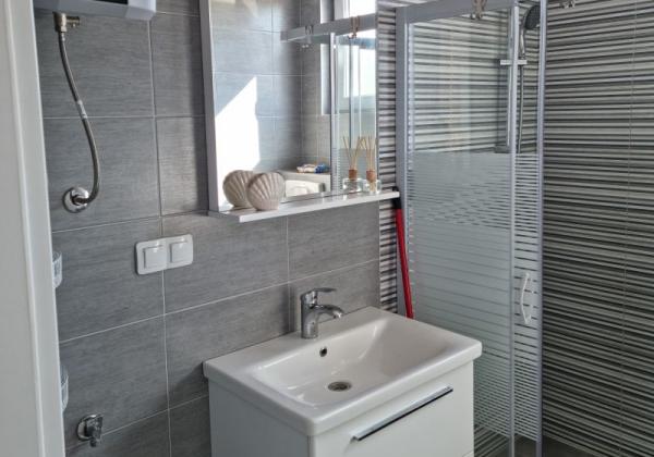 Na predaj priestranný  apartmán na ostrove Vir-Bobovik, Chorvátsko