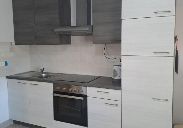 Chorvátsko - Domček v radovej zástavbe s pred záhradkou