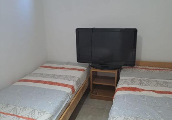 Chorvátsko - Domček v radovej zástavbe s pred záhradkou