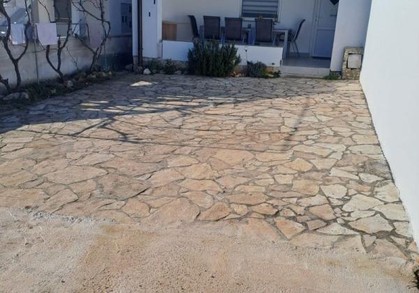 Chorvátsko - Domček v radovej zástavbe s pred záhradkou