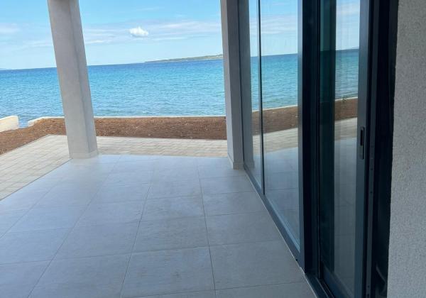 Exkluzívne novostavba apartmánu v prvej rade od mora s výhľadom na more  Chorvátsko - Privlaka