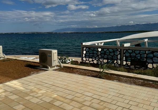 Exkluzívne novostavba apartmánu v prvej rade od mora s výhľadom na more  Chorvátsko - Privlaka