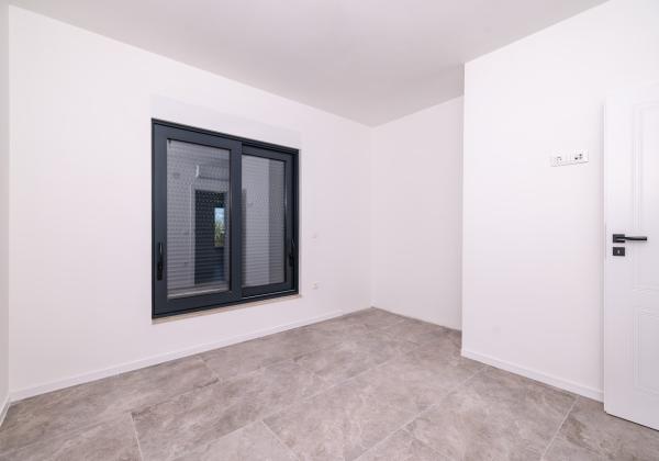 Na predaj novostavba apartmánu len 200m od mora so záhradou v Chorvátsku