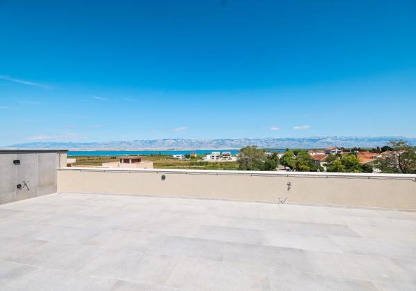 Na predaj novostavba apartmánu len 200m od mora so záhradou v Chorvátsku