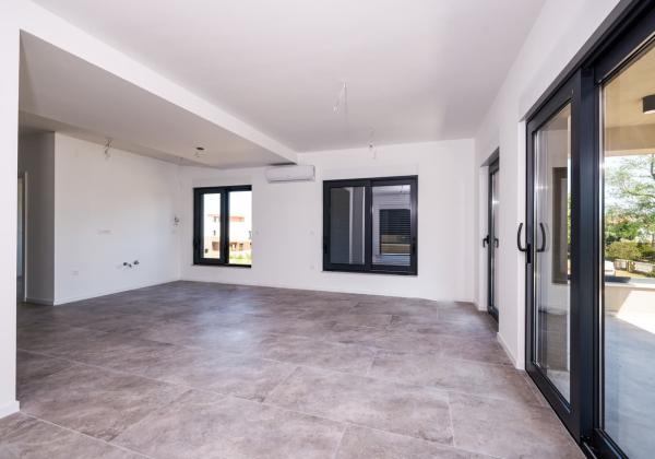 Na predaj novostavba apartmánu len 200m od mora so záhradou v Chorvátsku