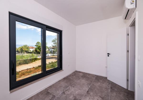 Na predaj novostavba apartmánu len 200m od mora so záhradou v Chorvátsku