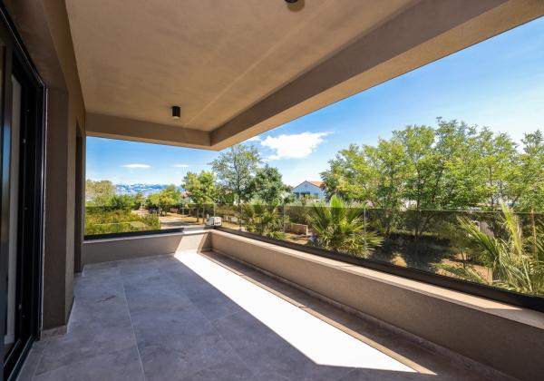 Na predaj novostavba apartmánu len 200m od mora so záhradou v Chorvátsku