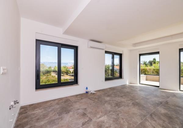 Na predaj novostavba apartmánu len 200m od mora so záhradou v Chorvátsku