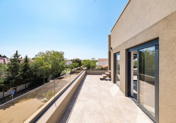 Na predaj novostavba apartmánu len 200m od mora so záhradou v Chorvátsku