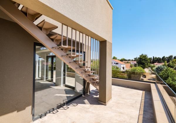 Na predaj novostavba apartmánu len 200m od mora so záhradou v Chorvátsku