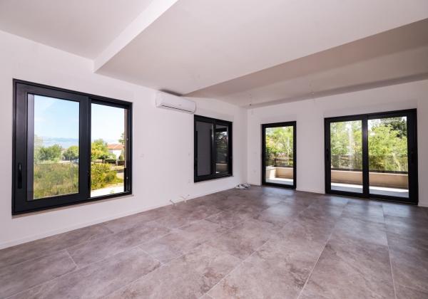 Na predaj novostavba apartmánu len 200m od mora so záhradou v Chorvátsku