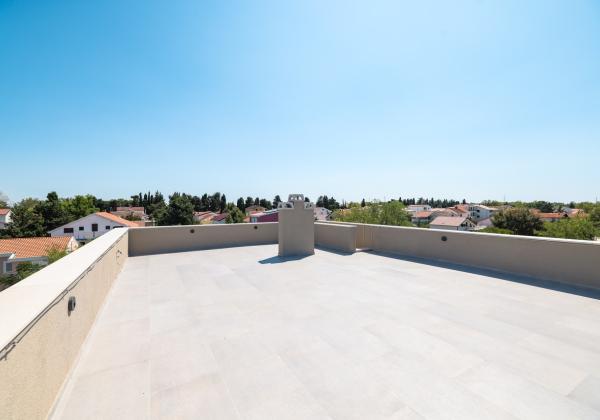 Na predaj novostavba apartmánu len 200m od mora so záhradou v Chorvátsku