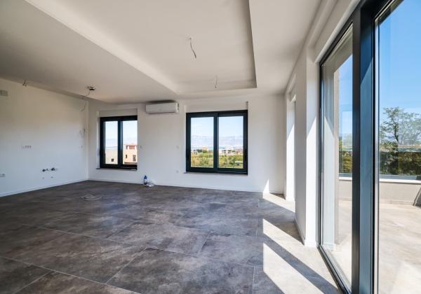 Na predaj novostavba apartmánu len 200m od mora so záhradou v Chorvátsku