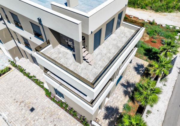 Na predaj novostavba apartmánu len 200m od mora so záhradou v Chorvátsku