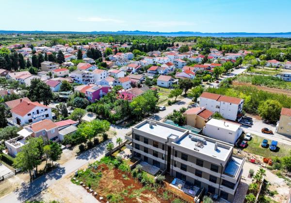 Na predaj novostavba apartmánu len 200m od mora so záhradou v Chorvátsku