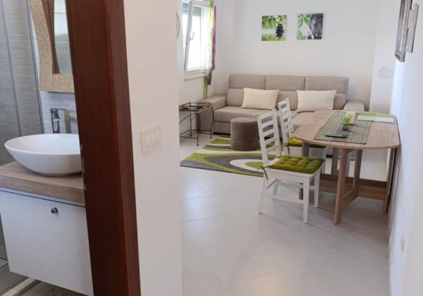 Priležitosť 2x krásny apartmán len 150m od mora s výhľadom na more v Chorvátsku