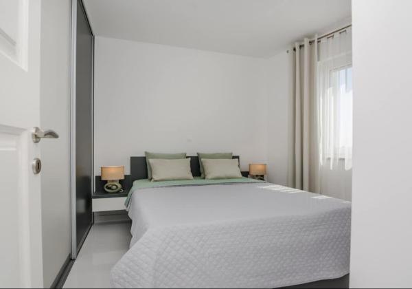 Chorvátsko - Novostavba apartmánový dom s výhľadom na more len 250m od mora