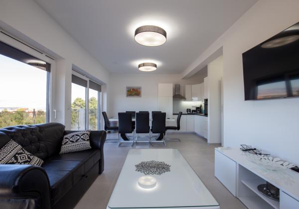 Na predaj: Priestranný 4 izbový apartmán na ostrove Vir v Chorvátsku