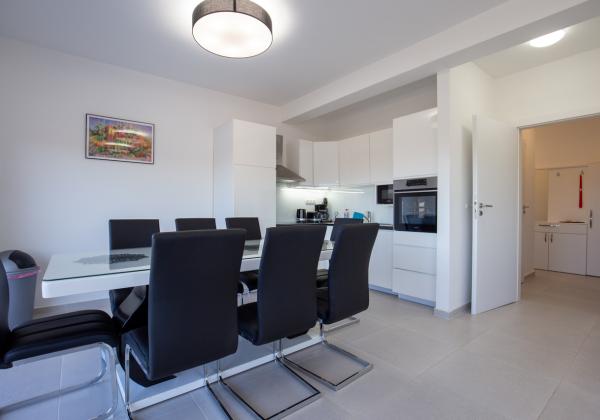 Na predaj: Priestranný 4 izbový apartmán na ostrove Vir v Chorvátsku