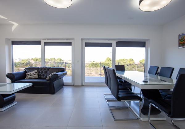 Na predaj: Priestranný 4 izbový apartmán na ostrove Vir v Chorvátsku