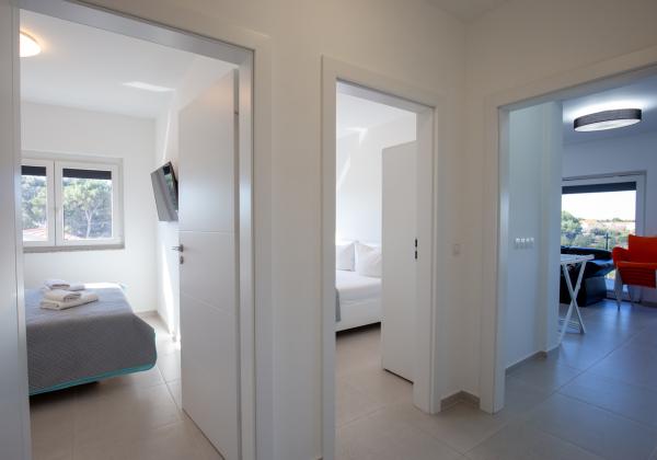 Na predaj: Priestranný 4 izbový apartmán na ostrove Vir v Chorvátsku