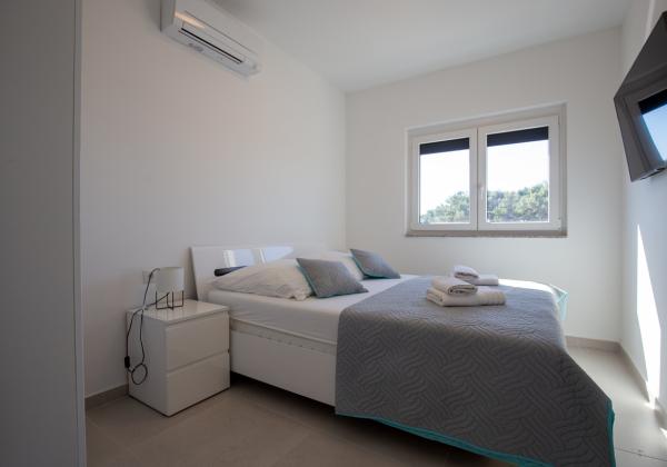 Na predaj: Priestranný 4 izbový apartmán na ostrove Vir v Chorvátsku